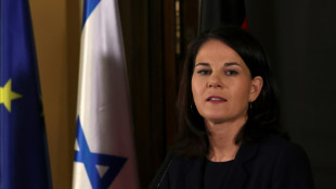 Baerbock sagt Israel Unterst&uuml;tzung zu - Botschaft auf hebr&auml;isch