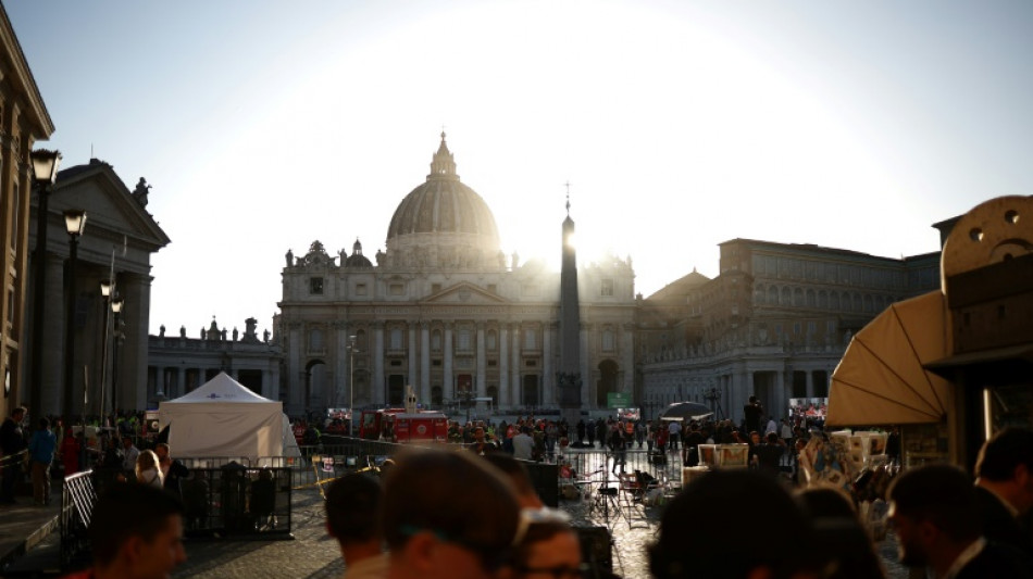 D&eacute;but des fun&eacute;railles du pape Fran&ccedil;ois, entour&eacute; d'une mar&eacute;e de fid&egrave;les et de VIP