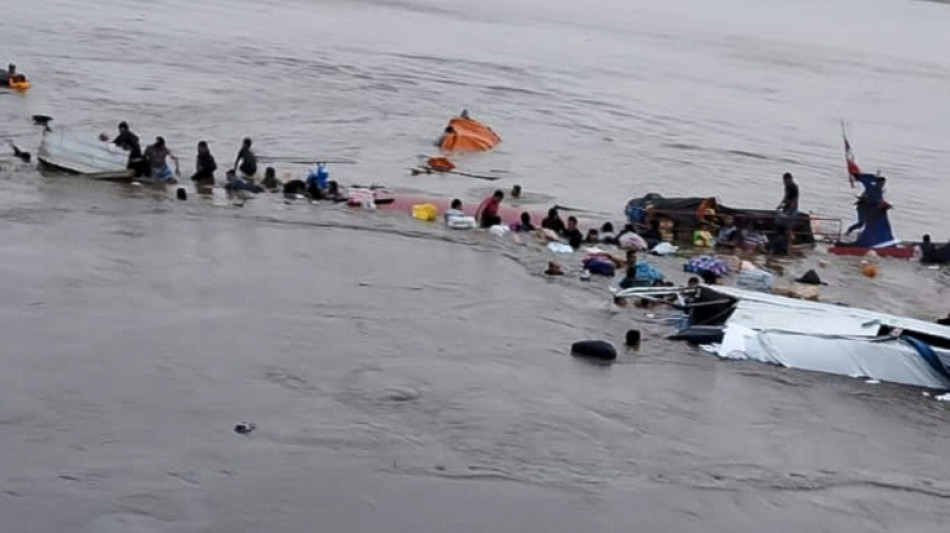 Intensa búsqueda de 30 desaparecidos tras un alud de tierra con 12 muertos en un puerto de Perú