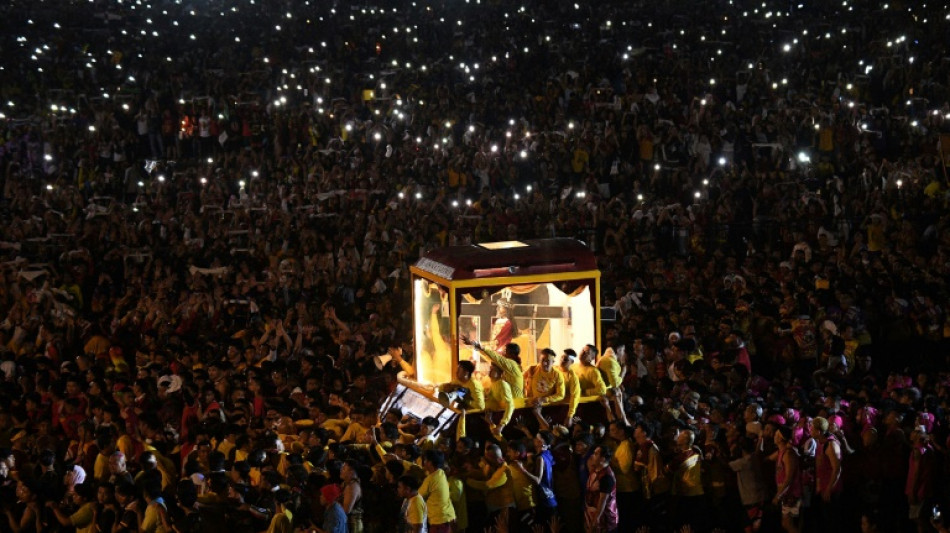 Multitudes se aglomeran por la procesi&oacute;n del Nazareno Negro en Filipinas
