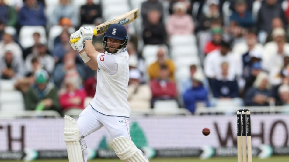 Duckett and Crawley lead England run-spree against Zimbabwe