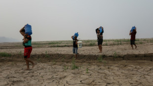 Ribeirinhos presos no leito de um rio que arde devido &agrave; seca na Amaz&ocirc;nia