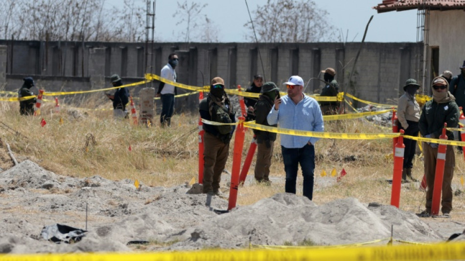 Familiares de desaparecidos recorren desesperados finca donde hallaron restos en M&eacute;xico