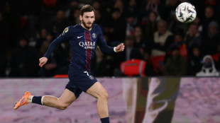 Ligue 1: le PSG reprend des couleurs et reste au contact de Lens