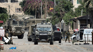 Israelische Soldaten binden verletzten Pal&auml;stinenser an Milit&auml;rfahrzeug fest