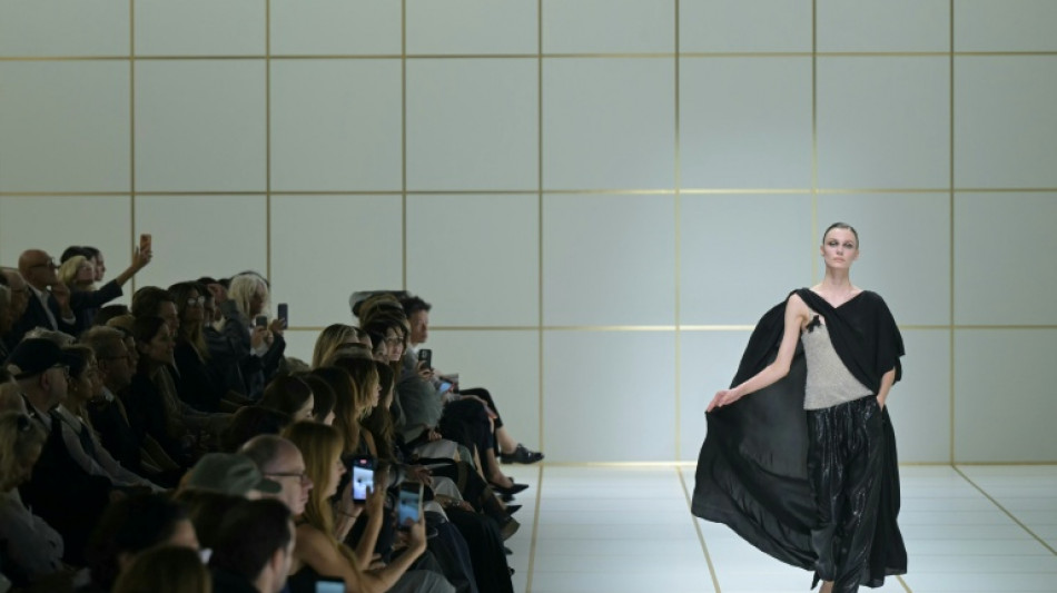 Armani deslumbra con cristales y lentejuelas un a&ntilde;o despu&eacute;s de la muerte de su fundador