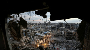 Gazat&iacute;es rescatan libros antiguos en una biblioteca devastada por la guerra