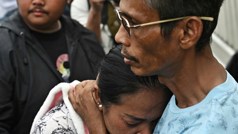 S&eacute;isme: &agrave; Bangkok, l'angoisse des proches des disparus de la tour effondr&eacute;e
