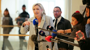 Frankreichs Rechtspopulistin Le Pen weist zum Prozessauftakt Vorw&uuml;rfe zur&uuml;ck