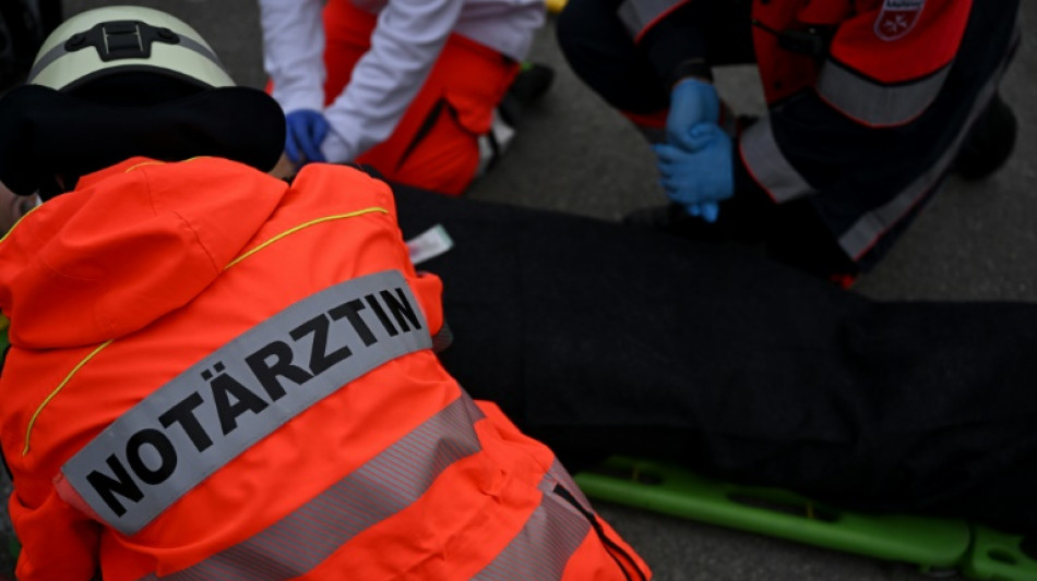 Zwei Tote und vier Schwerverletzte bei Unfall auf hessischer Landstra&szlig;e