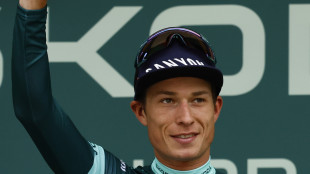 Tour: Philipsen cade in volata ed è costretto al ritiro