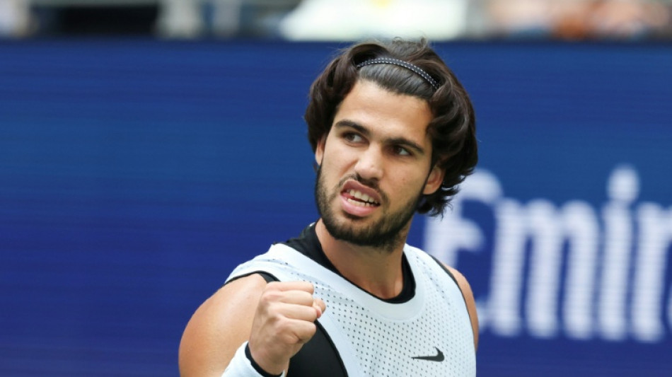 Defending champion Alcaraz powers into US Open quarter-finals