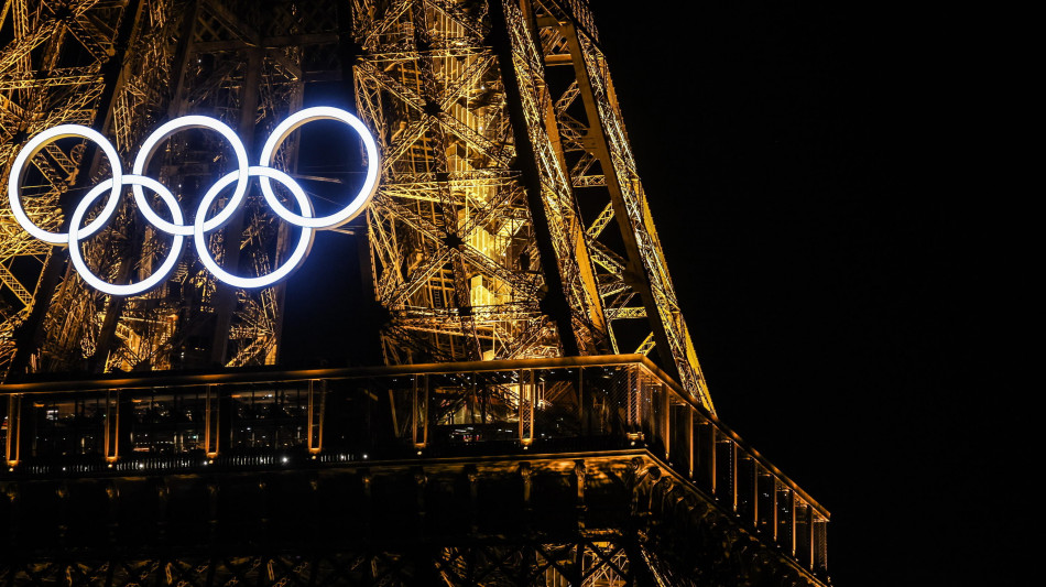 Parigi: Cinque cerchi in permanenza su Torre Eiffel, &egrave; polemica