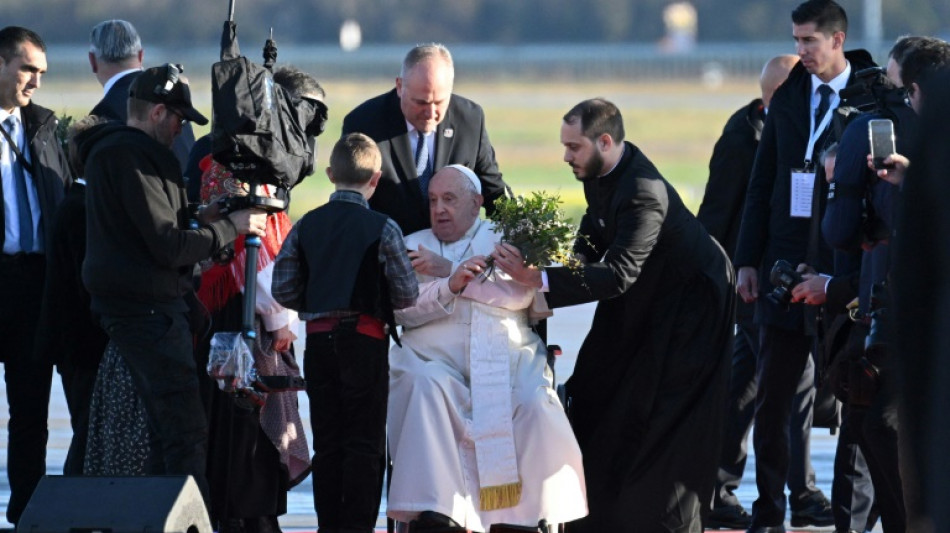 Le pape en Corse c&eacute;l&egrave;bre une messe g&eacute;ante et d&eacute;fend sa version de la la&iuml;cit&eacute;