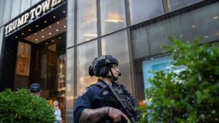 Biden pede uni&atilde;o ap&oacute;s Trump ser ferido em com&iacute;cio