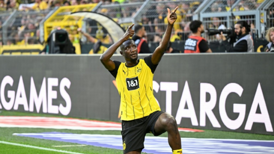 Dortmund beat Gladbach to keep top-four hopes alive