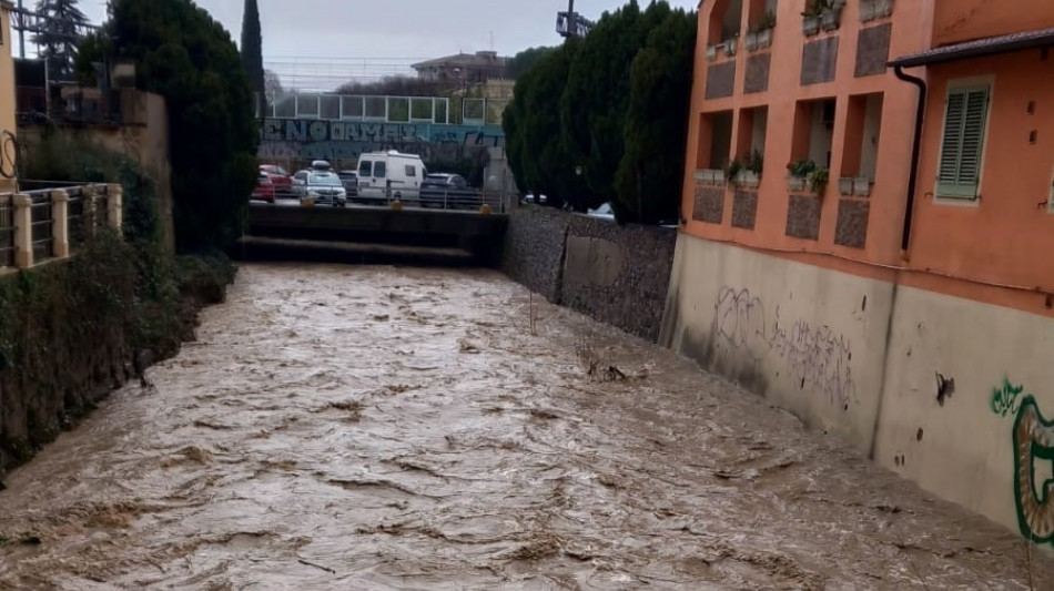 Maltempo, bomba d'acqua a Firenze e strade allagate