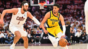 Play-offs NBA: Haliburton punit Cleveland, les Warriors gagnent mais Curry sort blessé