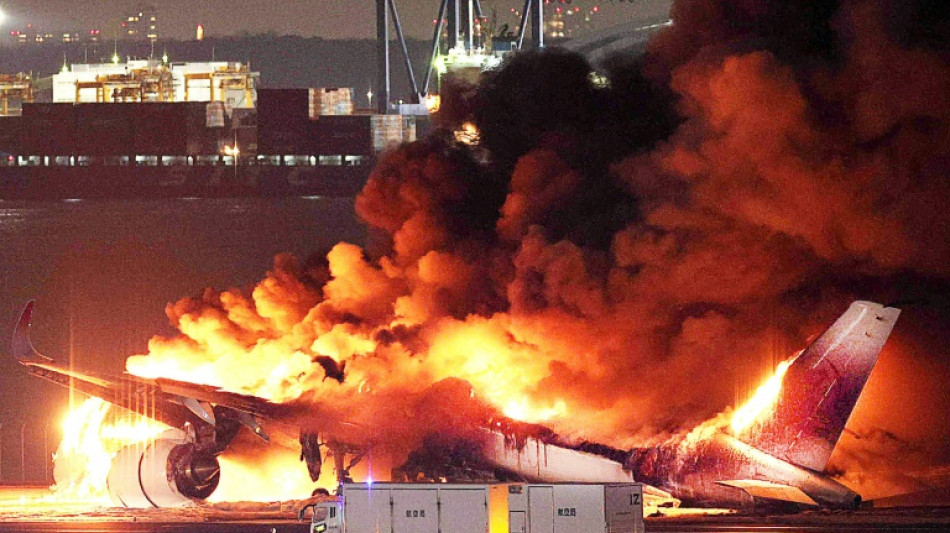Cinq morts dans une collision entre avions &agrave; l'a&eacute;roport de Tokyo-Haneda