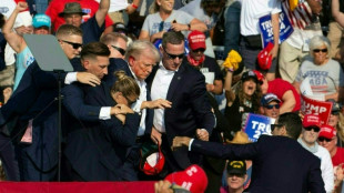 Trump reagiert ersch&uuml;ttert auf Sch&uuml;sse w&auml;hrend seiner Wahlkampfveranstaltung