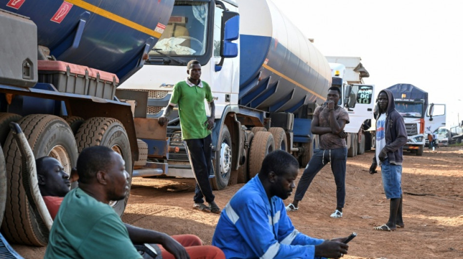 Carburant de "sang": ces chauffeurs routiers qui défient la mort pour ravitailler Bamako 