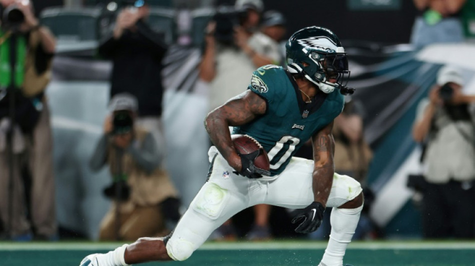 Eagles grind out win over fumbling Vikings