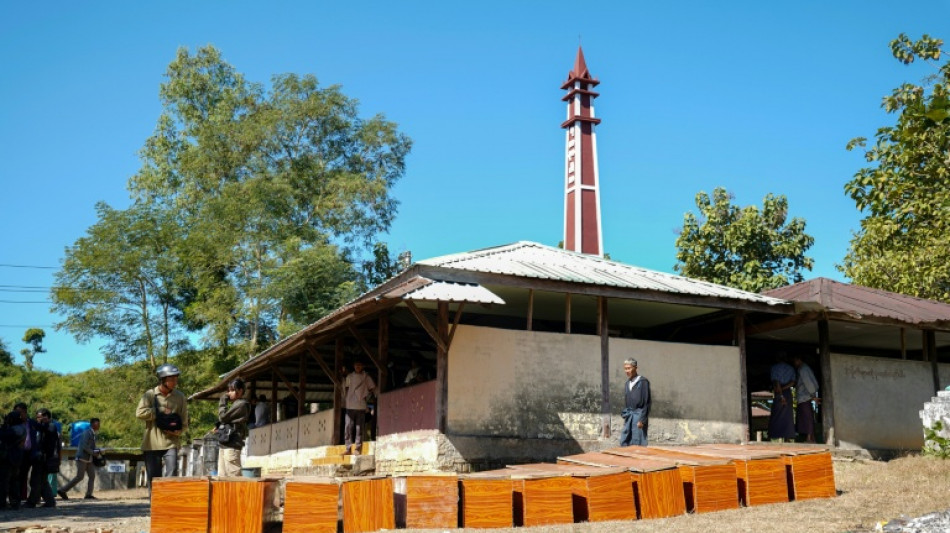 La junta militar birmana niega haber matado a civiles en bombardeo a hospital