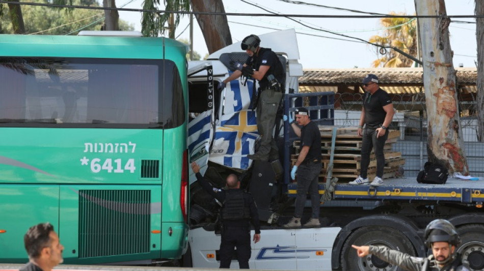 Rettungsdienst: Lkw f&auml;hrt in Israel in Bushaltestelle - Dutzende Verletzte