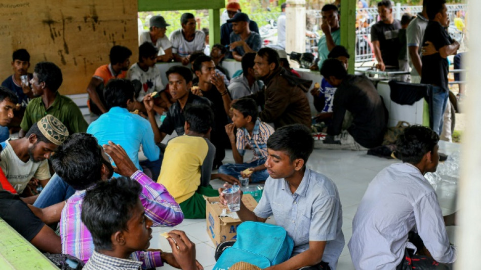 Un bateau de r&eacute;fugi&eacute;s Rohingyas avec des dizaines d'enfants accoste en Indon&eacute;sie 
