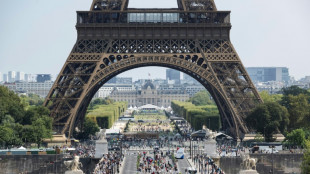 Sur la tour Eiffel, 72 femmes savantes choisies pour rejoindre leurs pairs masculins