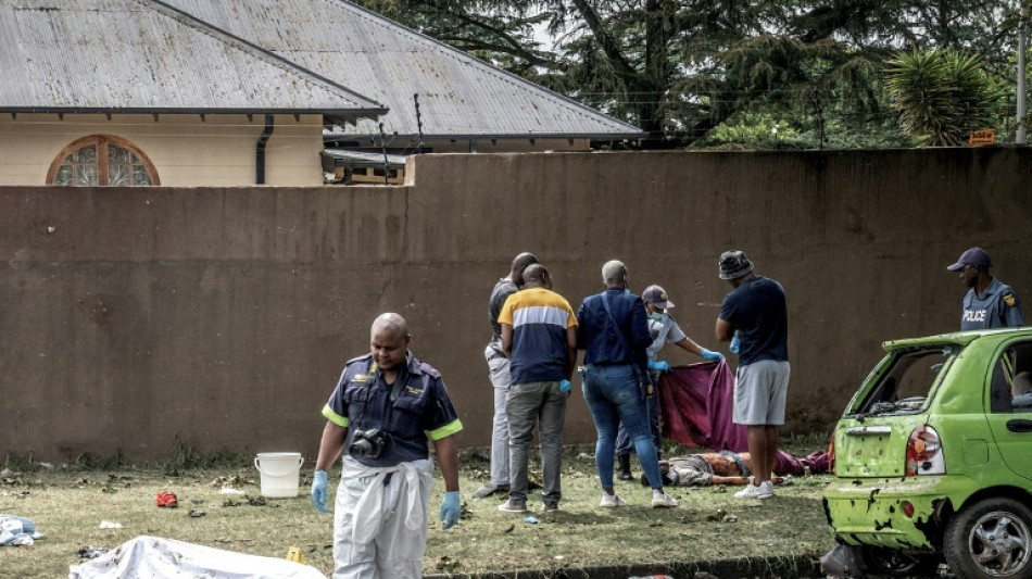 Sube a 18 muertos balance de explosi&oacute;n de un cami&oacute;n cisterna en Sud&aacute;frica