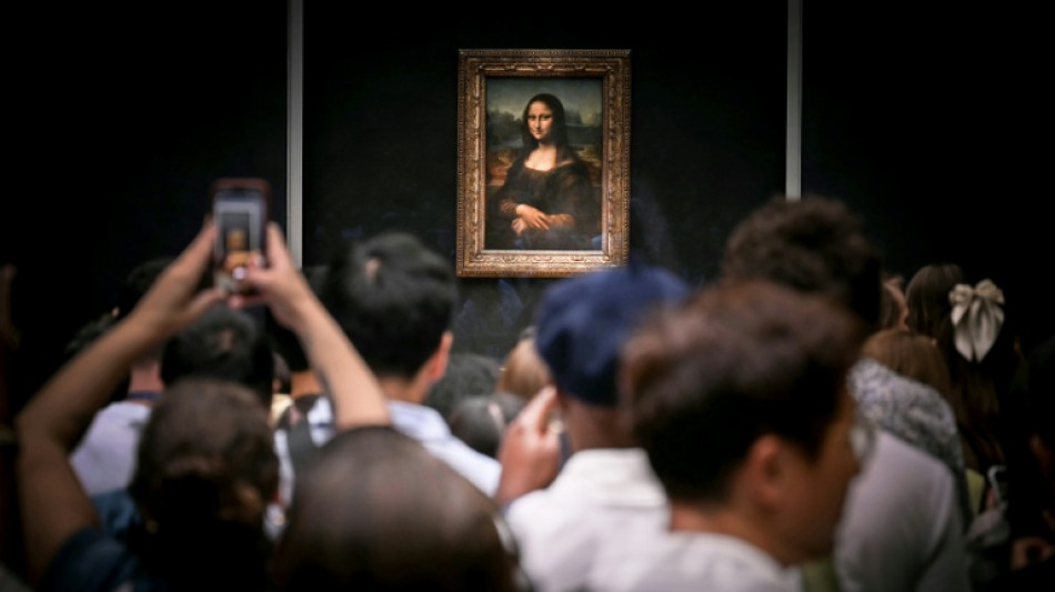 Germans arrested for Louvre stunt in Mona Lisa hall