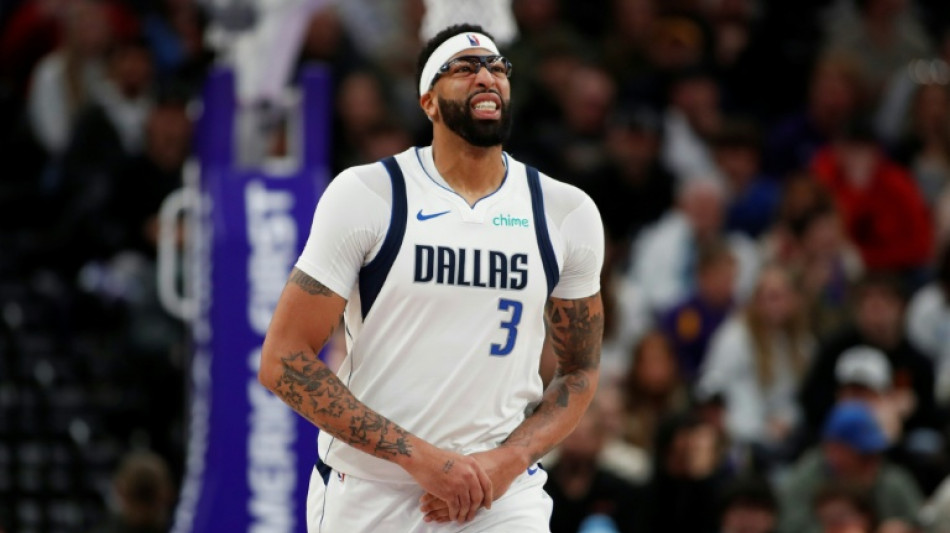 Mavs' Davis has ligament damaged in left hand: report