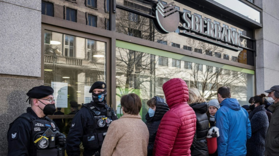 Devant les locaux de Sberbank en Europe, des clients d&eacute;sempar&eacute;s