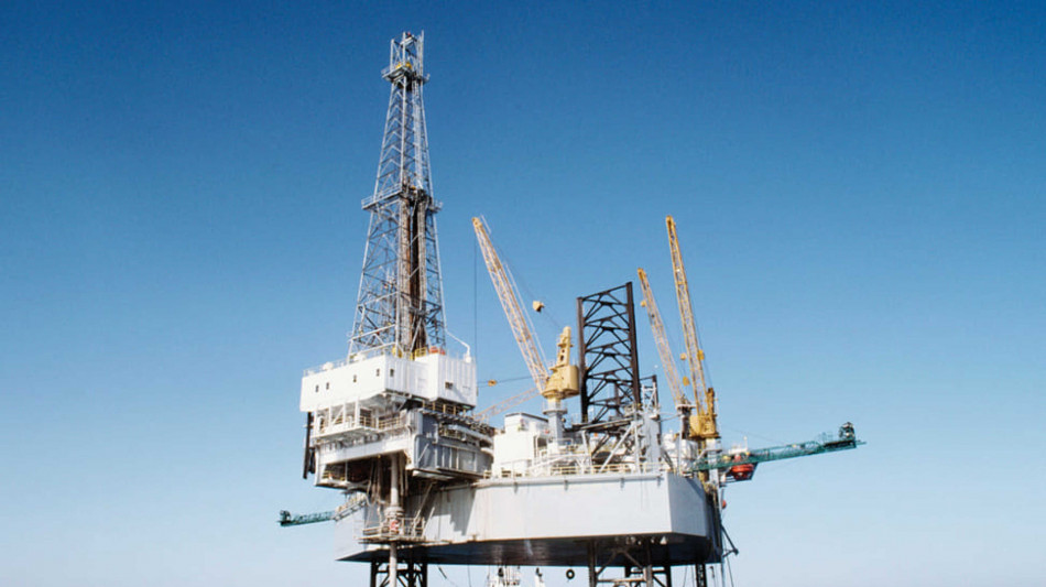 Il petrolio scende, Brent &egrave; a 65 dollari al barile