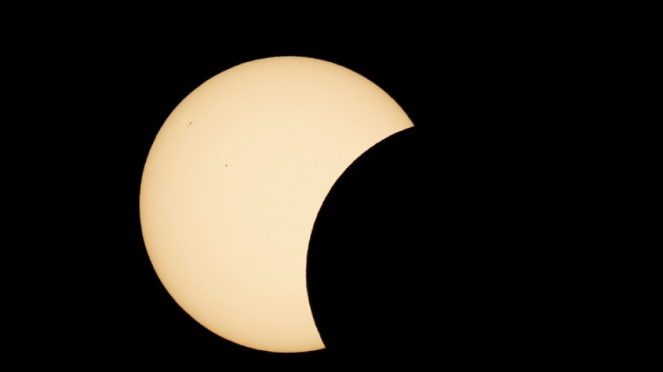 Eclipse solar escurece &Aacute;rtico russo e Isl&acirc;ndia e segue para a Espanha
