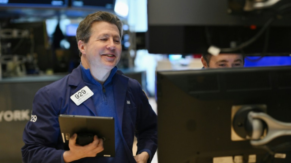Wall Street ouvre en baisse, &eacute;puis&eacute;e apr&egrave;s les records