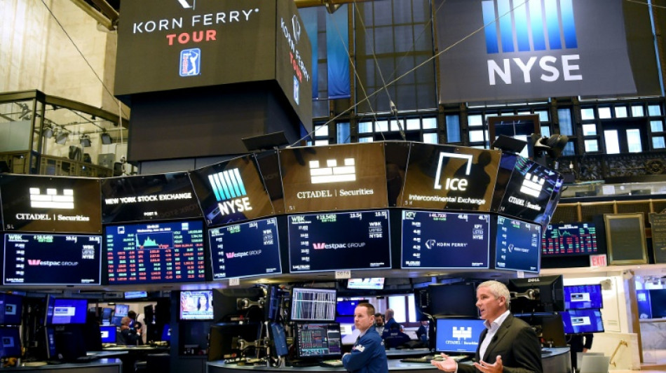 Wall Street termine en ordre dispers&eacute;, prudence avant un week-end incertain