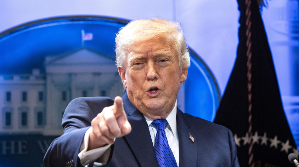 Trump firma, dazi globali del 10% su tutti i Paesi