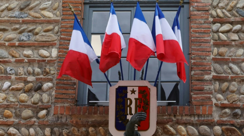 Drapeau europ&eacute;en: d&eacute;bat tendu en vue &agrave; l'Assembl&eacute;e avec les &eacute;lections en toile de fond
