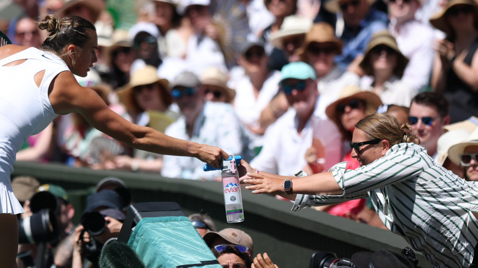 Wimbledon: malore sugli spalti, Sabalenka porge acqua