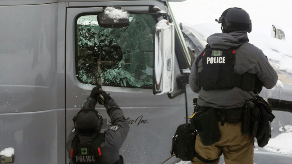 Polic&iacute;a canadiense usa la fuerza para  desalojar a manifestantes en Ottawa