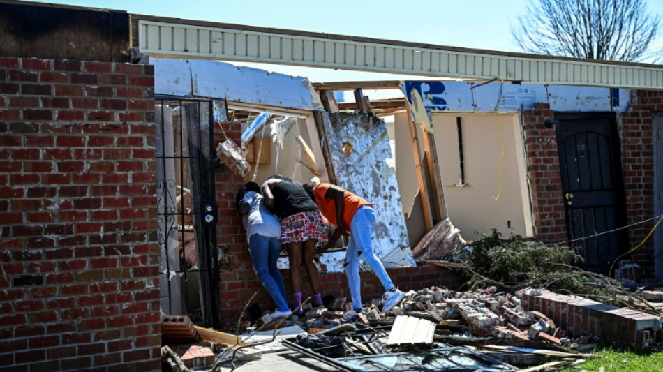 Dans le Mississippi, le choc d'une tornade meurtri&egrave;re mais la reconnaissance d'&ecirc;tre en vie