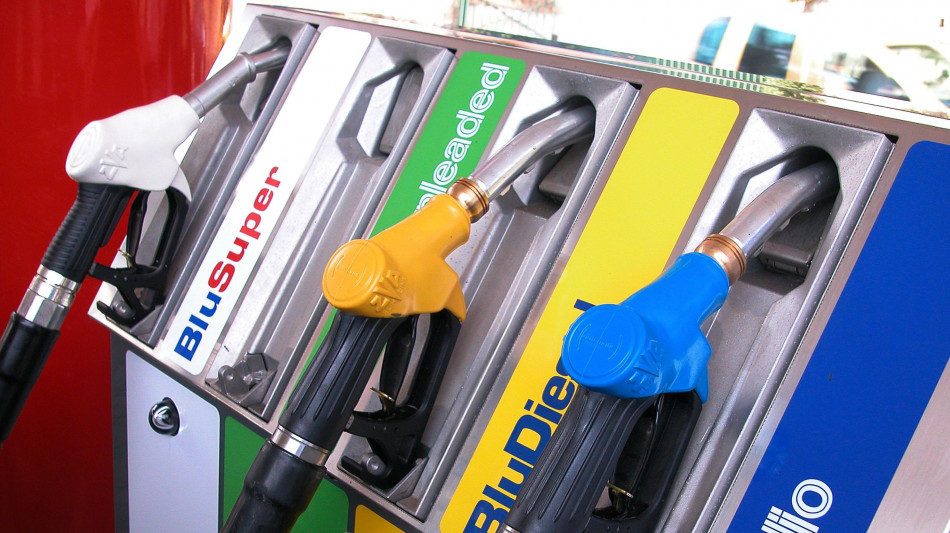 Staffetta, prezzi benzina in rialzo, self supera 1,7 euro