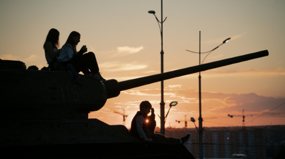 Ucrania suaviza la ley marcial y los hombres de entre 18 a 22 años ya pueden salir del país