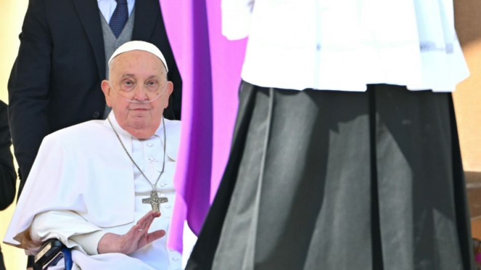 Voz e mobilidade de papa Francisco est&atilde;o melhorando 