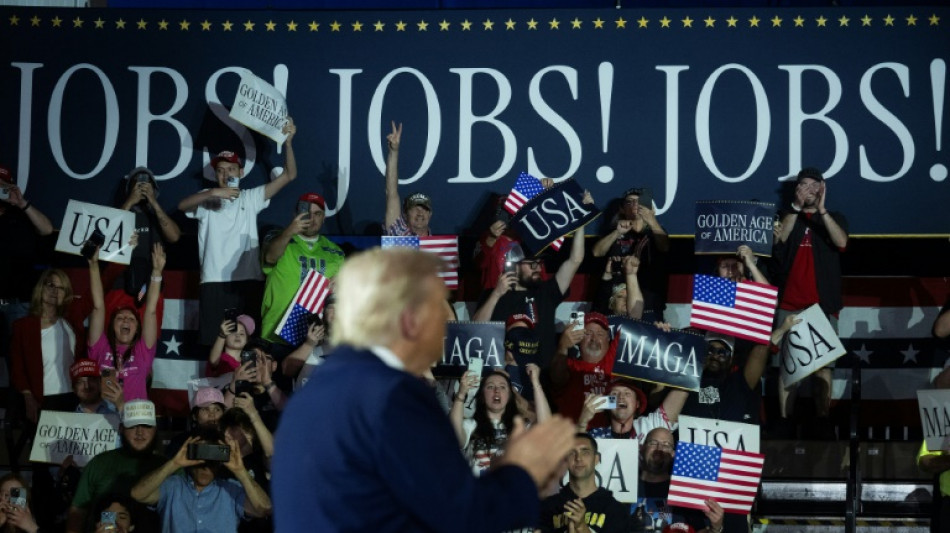 "Un trabajo estupendo": Trump celebra entre v&iacute;tores 100 d&iacute;as de gobierno