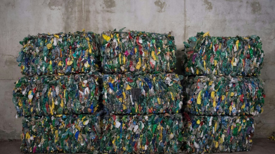 Plastique: le gouvernement présente un plan de réduction de la pollution plastique