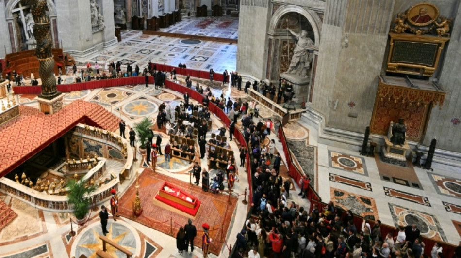 M&aacute;s de 60.000 personas se despidieron del papa Francisco en la capilla ardiente