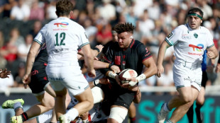 Seven-try Lyon beat Pau, climb to Top 14 summit